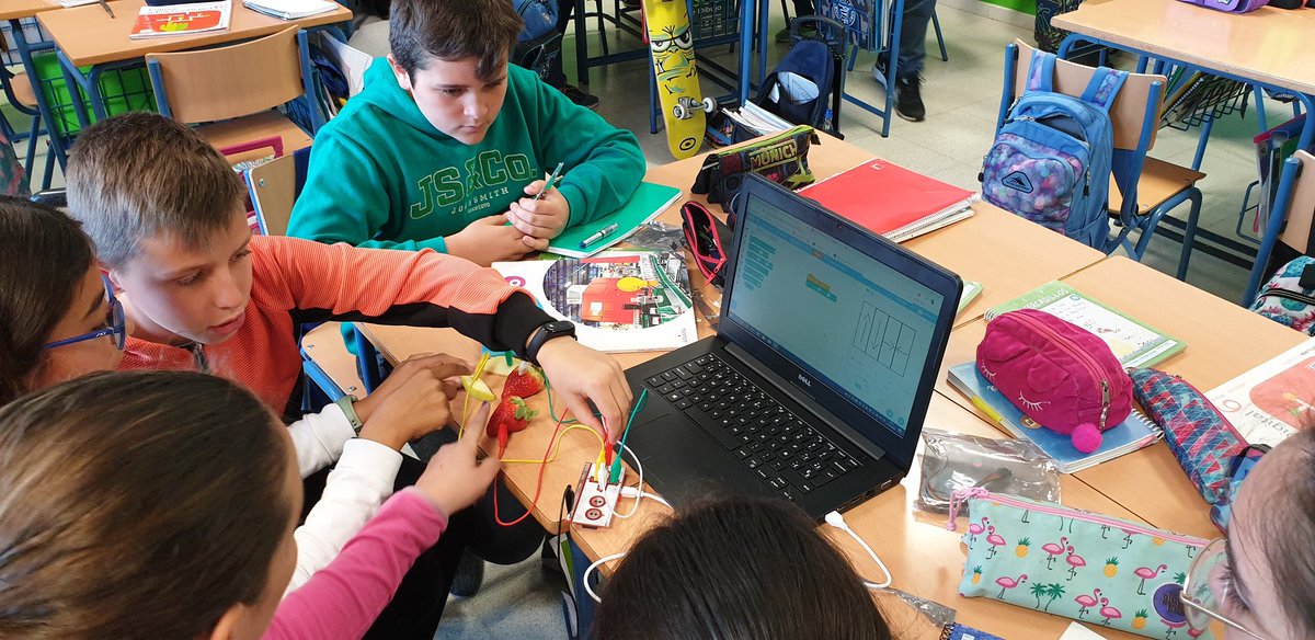 CEIPCERCADILLOS's tweet photo. Comenzamos las prácticas de #Robótica #programación con nuestro alumnado de sexto #mackeymackey https://t.co/8G3bzNATON
