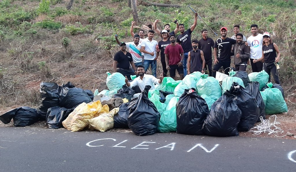 20 Volunteers Joined #ROSTOGOA  for Siridao #kochrocampaign . 
3 HOURS of  collecting Garbage , more then 50 bags volunteers filled. 
Hard work and still not completed
Video will be out shortly. #cleangoa @PMOIndia
@DrPramodPSawant
@MichaelLobo76 @VijaiSardesai @ArvindKejriwal