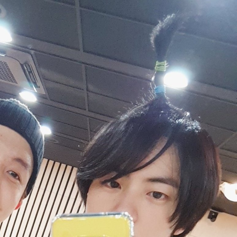 namugifted's tweet image. o seokjin usando um rabo de cavalo virou o meu conceito favorito