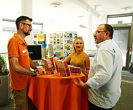 AWM_Muenchen's tweet photo. Abfallberatung in München
In den Bibliotheken Neuhausen, am Gasteig, Giesing, Hasenbergl, Pasing, Sendling und in der Stadt-Information am Marienplatz beantworten unsere ehrenamtlichen Abfallberaterinnen &amp; Abfallberater gerne Ihre Fragen. Aktuelle Termine: https://t.co/pKZzhu0NKE https://t.co/2MzHQl3WZm