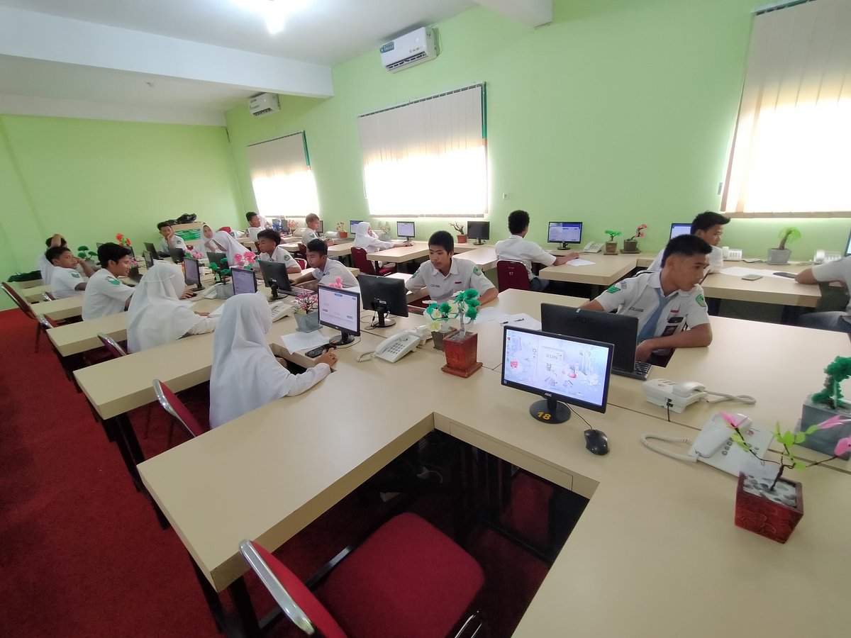 Smkijepara's tweet photo. Alhamdulillah, proses simulasi 2 UNBK di SMK ISLAM JEPARA dapat berjalan dengan baik. Meskipun mengalami trouble akses dari pusat. Semoga bisa menjadi pembelajaran untuk semua pihak. 
#smkislamjepara
#smkislambisahebat https://t.co/wJAcEvedEB