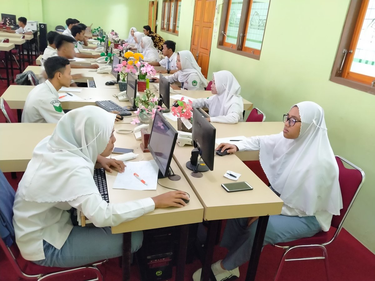 Smkijepara's tweet photo. Alhamdulillah, proses simulasi 2 UNBK di SMK ISLAM JEPARA dapat berjalan dengan baik. Meskipun mengalami trouble akses dari pusat. Semoga bisa menjadi pembelajaran untuk semua pihak. 
#smkislamjepara
#smkislambisahebat https://t.co/wJAcEvedEB