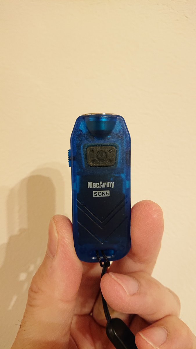 RyXJSg8V1eZ7mfP's tweet photo. #MecArmy SGN5

僕のEDCライトの中で唯一の護身ライトの位置付けの機体。

サイドスイッチONで防犯ブザーとストロボ同時発動！

ブザー音につられてライトを直視＝ストロボ直撃！(^ω^)

モーメンタリターボもできる優れものです。

#これを見た人は青色の画像を貼れ

#フラッシュライト
#flashlight https://t.co/pCwWLmPIbE