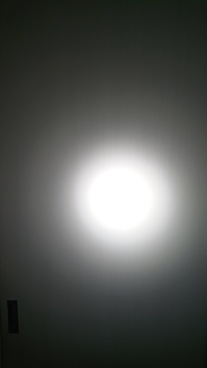 RyXJSg8V1eZ7mfP's tweet photo. #MecArmy SGN5

僕のEDCライトの中で唯一の護身ライトの位置付けの機体。

サイドスイッチONで防犯ブザーとストロボ同時発動！

ブザー音につられてライトを直視＝ストロボ直撃！(^ω^)

モーメンタリターボもできる優れものです。

#これを見た人は青色の画像を貼れ

#フラッシュライト
#flashlight https://t.co/pCwWLmPIbE