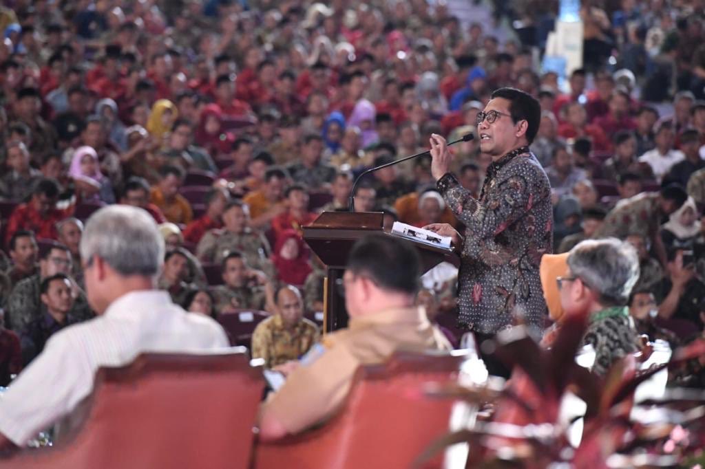 halimiskandarnu's tweet photo. Percepatan pemanfaatan Dana Desa untuk Padat Karya Tunai Desa, guna menciptakan daya tahan ekonomi bangsa.
Bersama Mendagri dan Gubernur Jateng menyapa Kapala Desa, Camat, Bupati, Kajari, Kapolres se Jawa Tengah. https://t.co/YWgy3z5ztJ