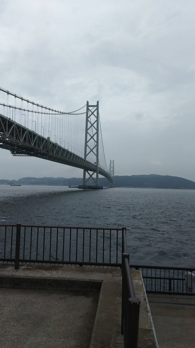 モーちゃん可愛いエルス じゃ 兵庫県側から見た明石海峡大橋かも ウシは淡路島から撮った写真を イラストアプリで3割ぐらい イラストに変換してる奴w