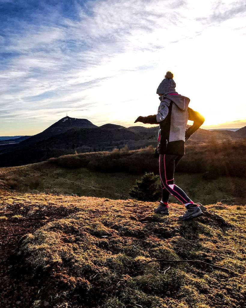 [COUP DE COEUR] 
💖 On démarre la journée avec notre vue préférée pour admirer un coucher de soleil sur notre géant des volcans ⛰
📸👉 Depuis le Puy des Goules, notre Puy de Dôme, si majestueux 🤩
#nature #auvergne #montagne