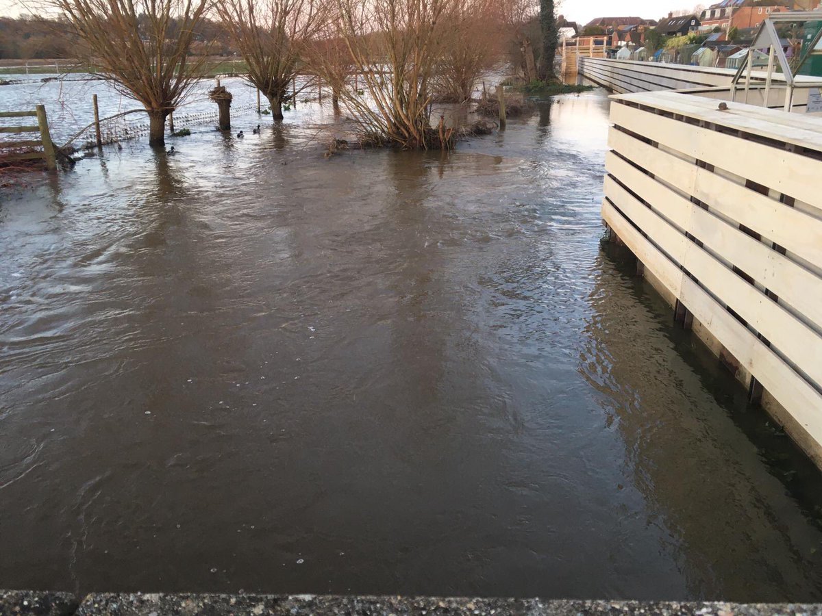 MariaHerlihyEA's tweet photo. #Godalming water levels starting to recede this morning ,⁦@MarkHill03⁩ ⁦@EnvAgencySE⁩ ⁦@Jennifer_Hil1⁩  ⁦@wifo_ea⁩ ⁦@sarahchareEA⁩ https://t.co/e07JDrvd5I