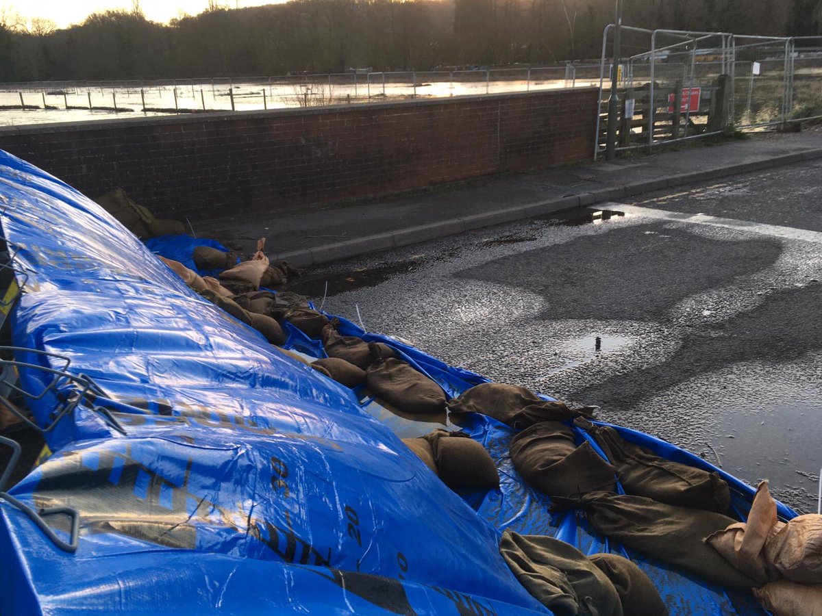 MariaHerlihyEA's tweet photo. #Godalming water levels starting to recede this morning ,⁦@MarkHill03⁩ ⁦@EnvAgencySE⁩ ⁦@Jennifer_Hil1⁩  ⁦@wifo_ea⁩ ⁦@sarahchareEA⁩ https://t.co/e07JDrvd5I