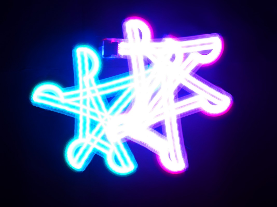 NHulot's tweet image. Light painting avec les 6ème : programmation de robots Mbot (déplacements + leds) +  collaboration du collègue d&apos;art plastique = expo photo pour la #SemaineDesMaths au @LyceeKessel 
@AEFEAP