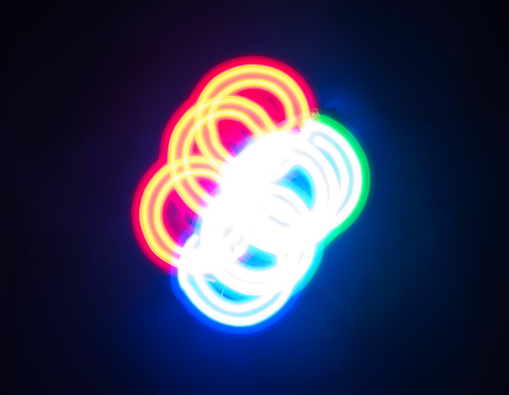 NHulot's tweet image. Light painting avec les 6ème : programmation de robots Mbot (déplacements + leds) +  collaboration du collègue d&apos;art plastique = expo photo pour la #SemaineDesMaths au @LyceeKessel 
@AEFEAP