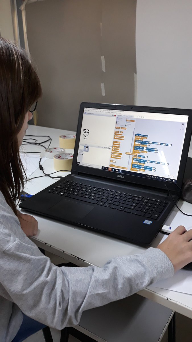 NHulot's tweet image. Light painting avec les 6ème : programmation de robots Mbot (déplacements + leds) +  collaboration du collègue d&apos;art plastique = expo photo pour la #SemaineDesMaths au @LyceeKessel 
@AEFEAP