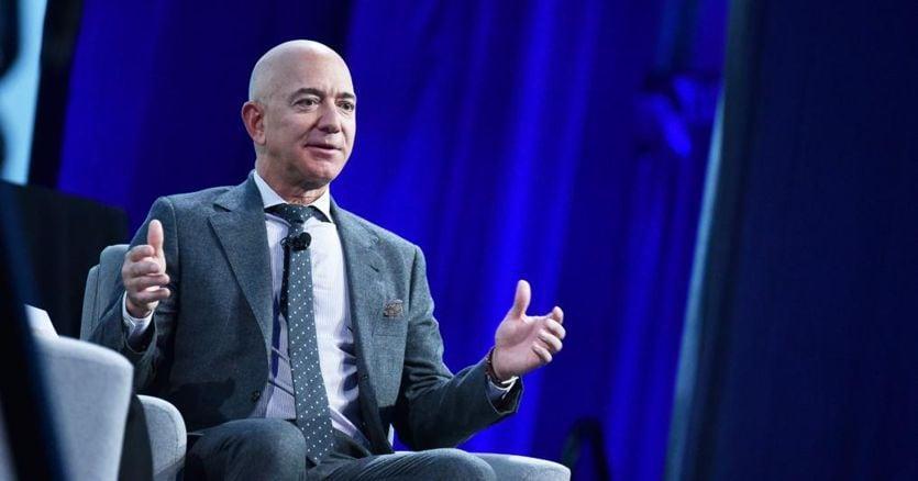sole24ore's tweet photo. Amazon, da Bezos donazione record di 10 miliardi contro l’effetto serra https://t.co/UhQrXTC4Dh https://t.co/BK02IceqUs