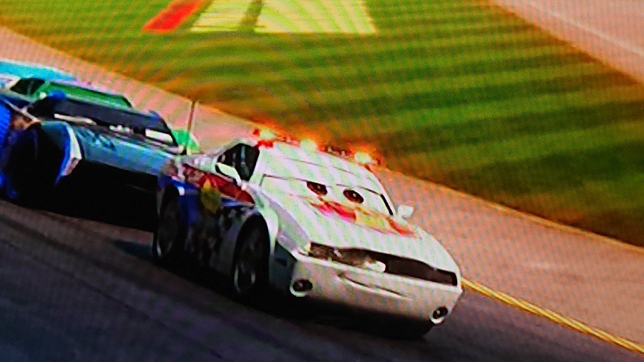 カーマニアmon カーズ3観てたら このペースカーってカーズ2で殺されたロッドトルクレッドラインと同じ まさかの同一車 謎笑笑 カーズ カーズ2 カーズ3 T Co Rvyzatmshr Twitter