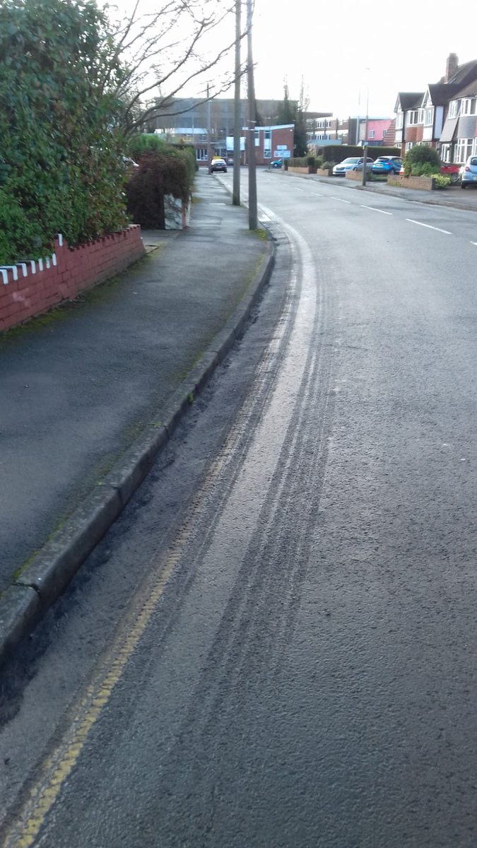 The before and after in Moreton Road. Thank you @SolihullCouncil #reportedandsorted #Solihull