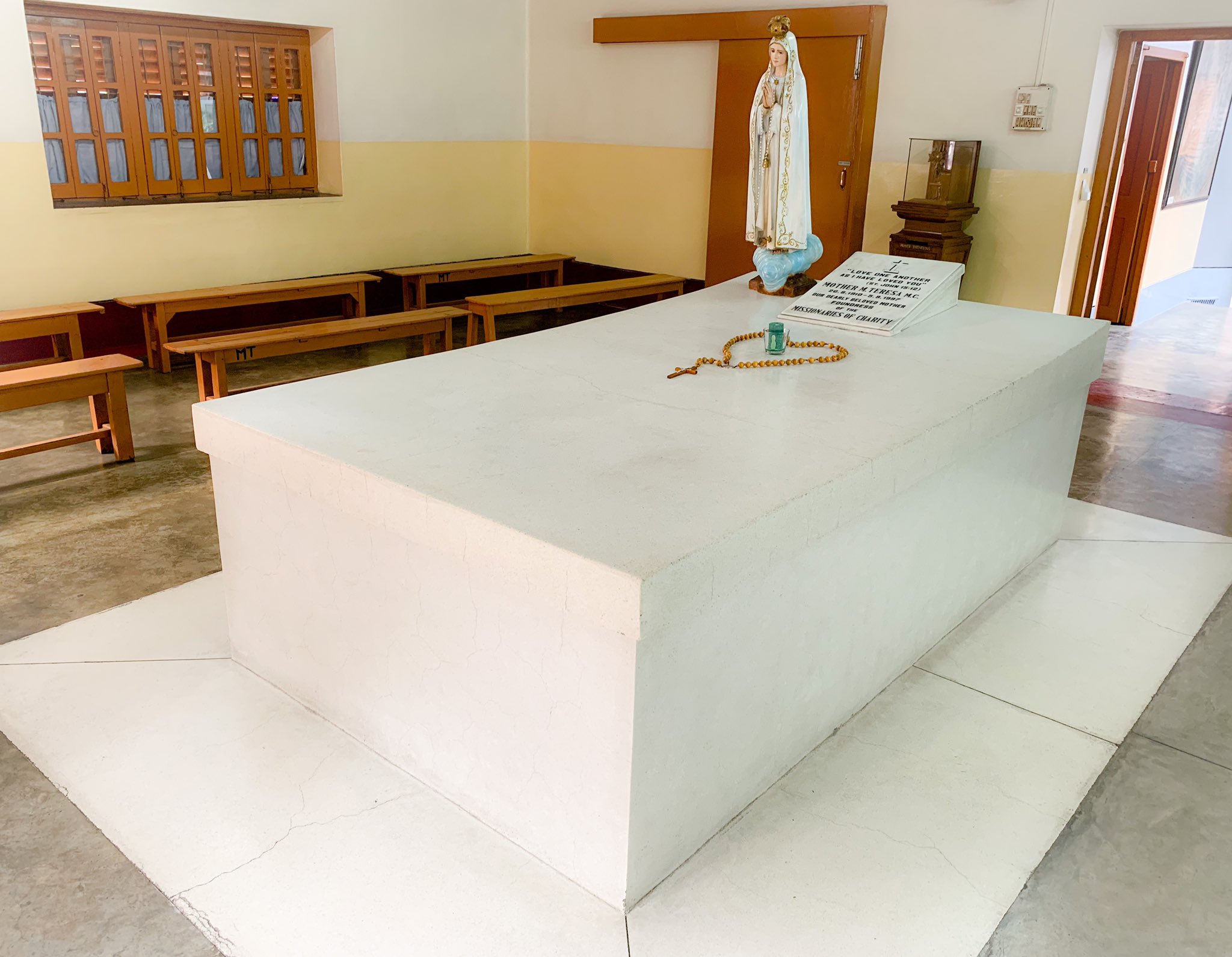 片柳弘史 Pe Twitter カルカッタ 神の愛の宣教者会本部修道院 マザー ハウス にやって来ました マザー テレサのお墓の前でお祈りです マザー ただいま O T Co Rov3ogtzsb Twitter