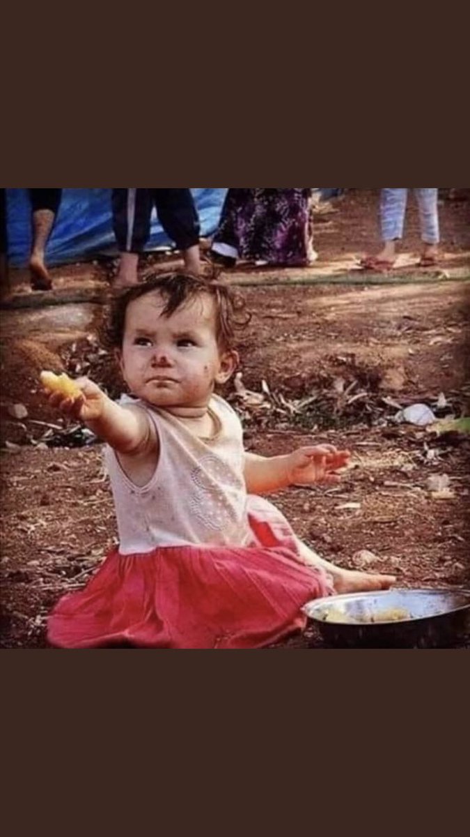 muradbuyankara's tweet photo. ZALİMLER ALLAHI KAYBETTİ MAZLUMLAR İSE DÜNYAYI FOTOĞRAFINI ÇEKEN GAZETECİNİN AÇ OLDUĞUNU DÜŞÜNÜP ONA LOKMASINI UZATAN GÖNLÜ BÜYÜK ÇOCUK... https://t.co/mXcaSRa2fC
