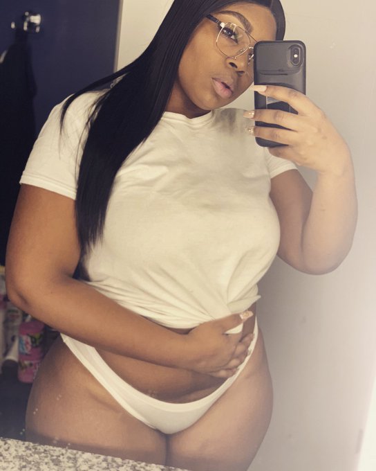 My pudge and I say hiiii https://t.co/xN8FhRyQzw<a href="/tag/twittermomentsofthedecade"class="tags"><span>#twittermomentsofthedecade</span></a>