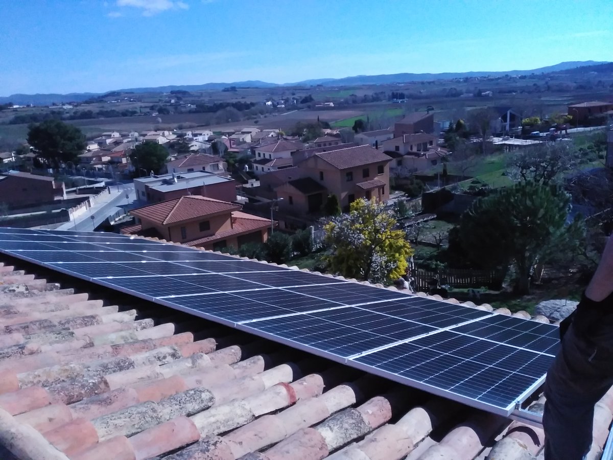 fototermic's tweet photo. #fototermic "endollem" altre vivenda al Sol, aquest cop sistema trifàsic connectat a la xarxa elèctrica. Generador fotovoltaic de 5,85 KWp y inversor #kostal de 5,5KW. Es preveu una producció anual de 8.959,3kwh. Seguim omplint la xarxa d'energia positiva  https://t.co/ft3r19WsgJ https://t.co/SPWZ88CEew