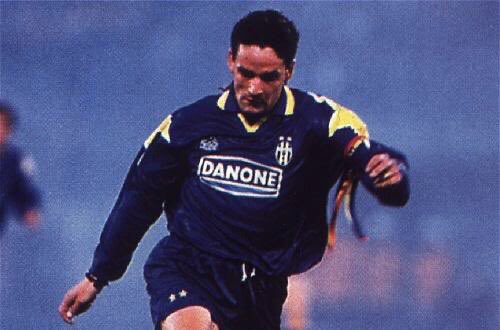 Roberto Baggio with Juventus' away kits in the early 90s 🔥