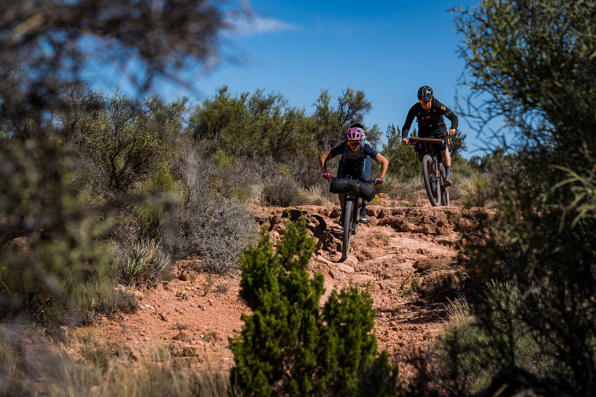bikeonscott's tweet photo. Jackie Paaso and Stan Jorgensen set off on a three-day, 90-mile mission on the Arizona Trail, embracing the moment and abiding only by the rhythm of mother nature. Watch the FULL VIDEO by Freehub Magazine: https://t.co/0W6h1U30FJ 
Photos: Riley Seebeck
#NOSHORTCUTS https://t.co/BoJoMEdNXA