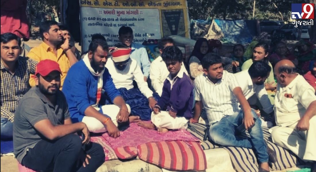 tv9gujarati's tweet photo. LRD ભરતી મુદ્દે અનામત વર્ગની મહિલાઓનું આંદોલન યથાવત્…પુરૂષ ઉમેદવારો પણ મેદાને ઉતર્યા
Read: https://t.co/wVF9kcwlpD
#Tv9News #Gujarat #Gandhinagar #LRDRecruitment #Protest #MaleCandidate https://t.co/tv2Pj0gfBo