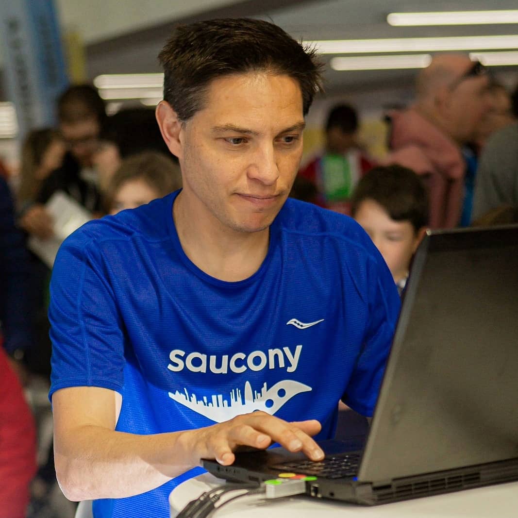 RickyRun_'s tweet photo. En el stand @SauconySpain, patrocinador técnico de la @mitjabarcelona, estuvimos testando y analizando la pisada con las #Endorphin y su nueva tecnología #SpeedRoll. El veredicto es que son sencillamente ESPECTACULARES. Saldrán al mercado el próximo verano #runforgood @Running_es https://t.co/LTLLlO1iBl