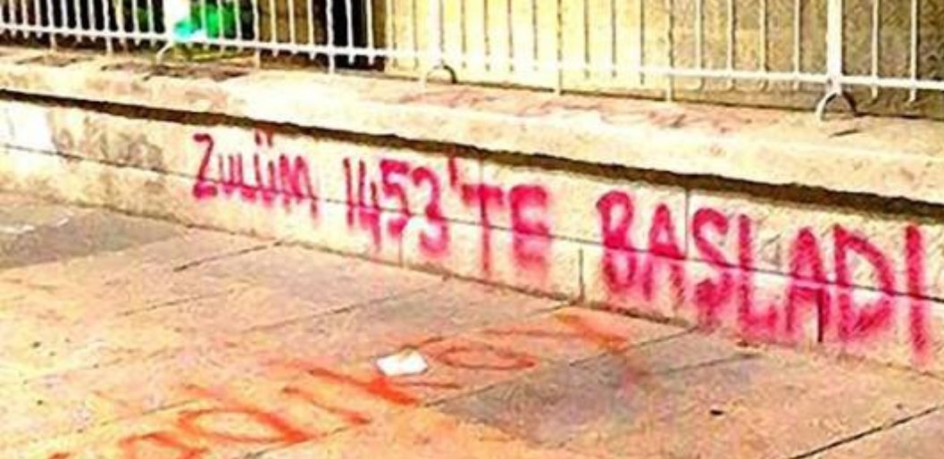 #GeziyiSavunuyoruz diyenler emin olun 15 temmuz darbesinde banka kuyruklarında veya evinde kahvesini yudumlayıp darbenin başarılı olmasını umutla bekleyen bu ülkenin kamburu bir gürühtur. 
Gezi olayının sonucu maddi manevi bu kadar açık ve net ortada iken.
