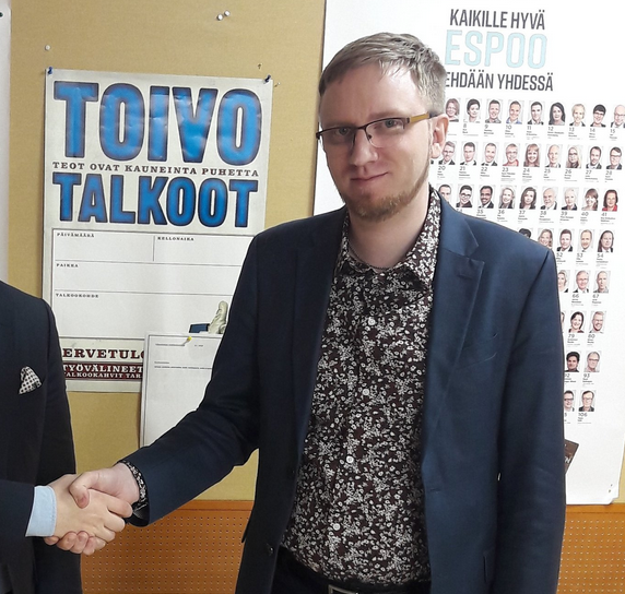 pesukarrhu's tweet photo. #Kokoomus valmistautuu kuntavaaleihin avaamalla ovet loikkareille. #Espoo toivotti tervetulleeksi kolmiloikkaaja #SimonElo'n (KD, PS, Sin) ja #Oulu raiskauksia estävästä taikalapasestaan maailmankuulun #KatiJurkko'n (SDP). Kati on myös kova #RamiJaber-fani https://t.co/ypMYFwDffb https://t.co/nc23oN0xZK