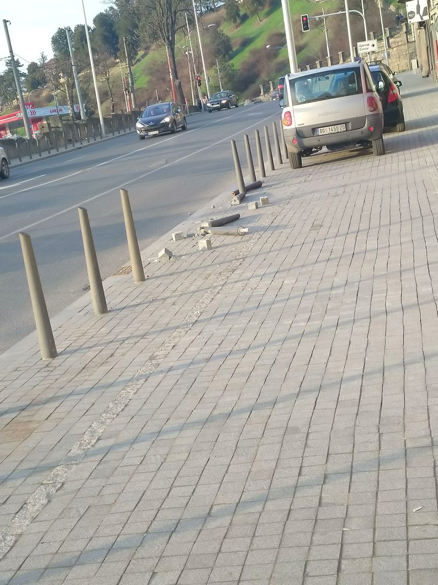 astrodule's tweet photo. @prijavi_problem Da li Komunalna milicija može da kažnjava na osnovu fotografije građana i ako ne može - zašto ne može? Ovo su slike od juče. https://t.co/HJ1fGuPjdF
