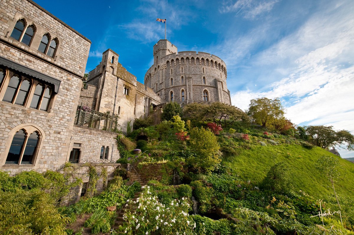LibertyCarTours's tweet photo. Magnificent Windsor Castle. Image courtesy of ⁦@theGreatWestWay⁩ . See it before driving to Bath with https://t.co/6ac51HqiaH https://t.co/vH71rqpupW