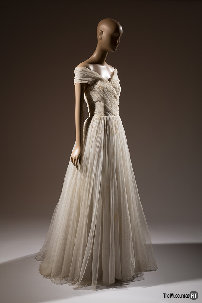 museumatFIT's tweet photo. In Tulle We Trust Week: The influence of the classical ballerina’s tutu – especially the longer, calf-length version created in the 1830s – can be seen in this Pierre Balmain tulle evening dress, c.1955.
@Balmain on view in #BallerinaExhibition https://t.co/UbDiujn29I https://t.co/iMCNiZl2aY