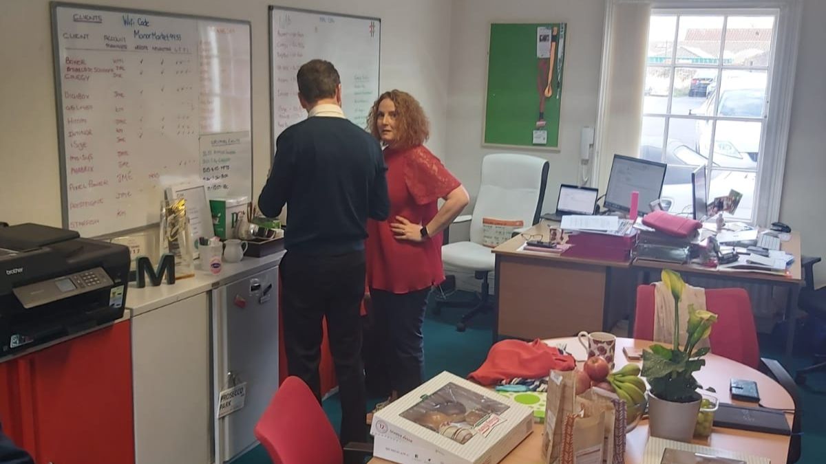 HitomiBroadcast's tweet photo. Today is our @NABShow #strategy day with @manormarketing. Although we are busy there is always time for a #TeaAndCake! #CuriouserAndCuriouser #NABShow #OneDestinationCountlessPaths https://t.co/4LtL4xSzNe