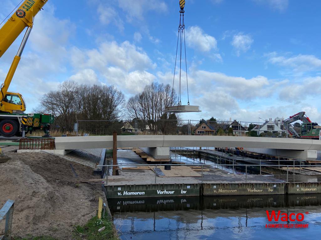 Waco_CV's tweet photo. Ter vervanging van de Driegatenbrug in Leiderdorp heeft Waco in opdracht van @GebrSchoulsBV  de prefab #brugdekliggers en #stootplaten geproduceerd voor de nieuwe brug. Momenteel worden de brugdekliggers geplaatst. https://t.co/SPFgBch6JJ https://t.co/JtazMPvGYO