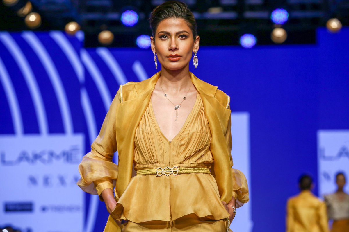 LakmeFashionWk's tweet photo. Diamond Producers Association presented 'THE REAL CUT SEASON 3’ featuring @mehra_ridhi X #ASMotiwala @sencogoldindia on Day 4 of #LakmeFashionWeek Summer/Resort 2020.
@realisadiamond
#LFW #LFWSR20 #RealisRare #RealisaDiamond #TheRealCut #SlowFashion #ConsciousLuxury https://t.co/R8fXYIlhDh