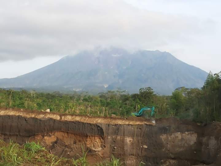 HoegengIS's tweet photo. @ganjarpranowo @SukimanMerapi @jalinmerapi Lok TAMBANG PASIR Kemalang,bawah Ds Tegal Mulyo..
Apakah ini Tidak Termasuk Merusak Alam pak @ganjarpranowo ..
Jng Heran Klu Klaten skrg Bnyak Tanggul Yg Jeboll..krn Dr Atas Tidak Ada Penyerapan..lusa Pasti Ada Banjir Bandang klu Ini Tdk di Tanganni.@sarwapramana @ESDMJateng https://t.co/tg8FNRJbHL