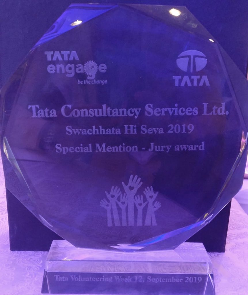 MehulKothare's tweet photo. @TCS won a special award from the Tata Sustainability Group for the highest contribution at Swachhata Hi Sewa #SHS campaign which saw more than 80000 TCSers contributing to the cause of #cleanindia.@People_TCS #TCSEmpowers https://t.co/KDnes0ayqm