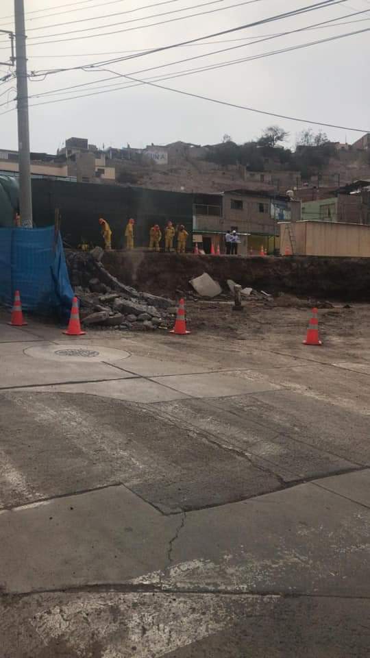 MoqueguanoD's tweet photo. #Moquegua|Sin cartel de obra inician trabajos en el complejo municipal, en campaña el señor Abrahan Cardenas ofreció que informaría a la población con carteles de obra con nombre de residente y supervisor hecho que no se viene cumpliendo como se prueba en las imágenes. https://t.co/oumfKBypr2