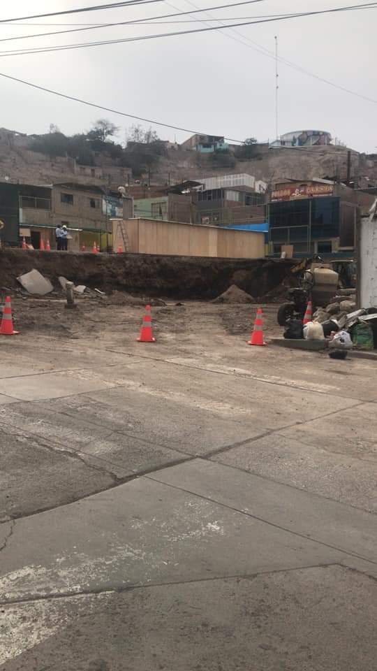 MoqueguanoD's tweet photo. #Moquegua|Sin cartel de obra inician trabajos en el complejo municipal, en campaña el señor Abrahan Cardenas ofreció que informaría a la población con carteles de obra con nombre de residente y supervisor hecho que no se viene cumpliendo como se prueba en las imágenes. https://t.co/oumfKBypr2