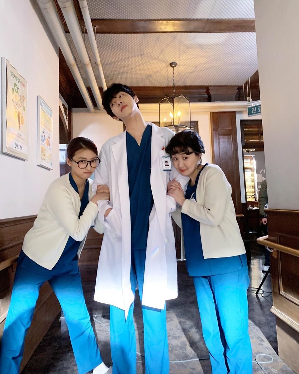 [2020.02.18] @borabora_sugar insta update:엄주 드디어 우진쌤과!!오늘도  #낭만닥터김사부2  https://www.instagram.com/p/B8tImEMHUux/&nbsp; #안효섭 #ahnhyoseop #seowoojin #DrRomantic2