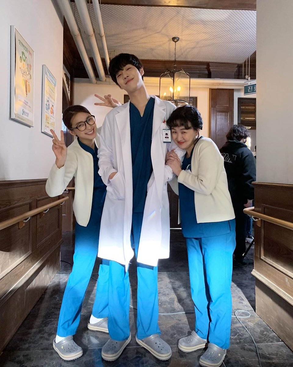 [2020.02.18] @borabora_sugar insta update:엄주 드디어 우진쌤과!!오늘도  #낭만닥터김사부2  https://www.instagram.com/p/B8tImEMHUux/&nbsp; #안효섭 #ahnhyoseop #seowoojin #DrRomantic2