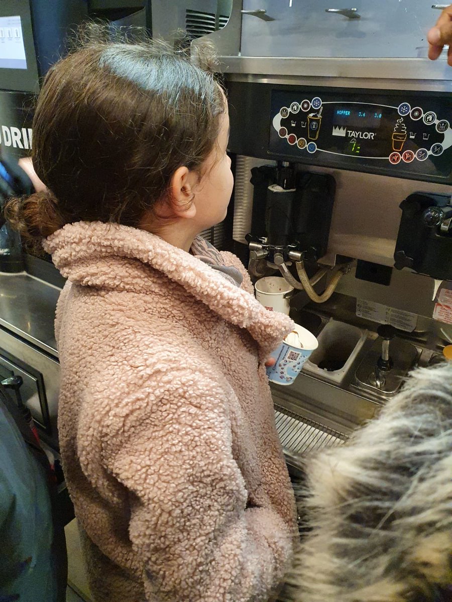 “Leuk hoor al die ijsjes, maar hebben ze hier niet gewoon cappuccino?” 🤓😉 Kinderen van Sterrenschool De Globetrotter hebben eisvrij bij... McDonald’s!