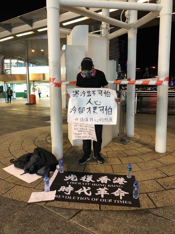 #hongkongprotester wears a t-shirt in a winter night, “I am not afraid of cold night. I am afarid our enthusiasm faded in the cold light of day.” 

#StandWithHK #5DemandsNot1Less #AntiChinazi