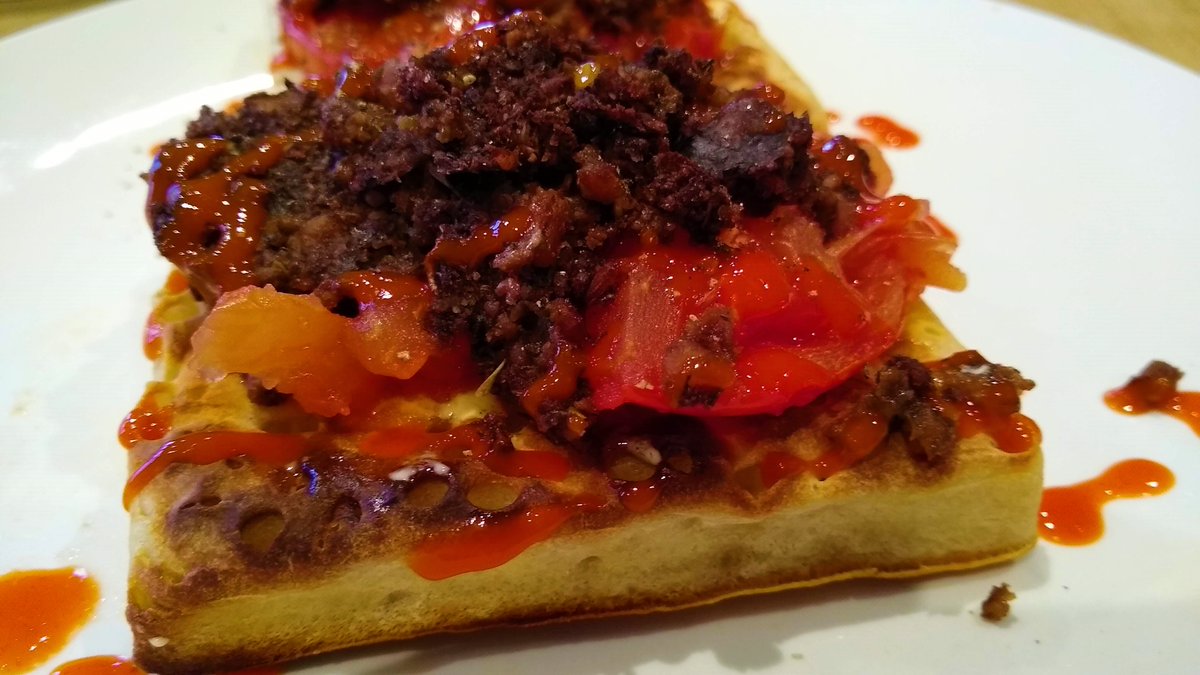 VeganOlive1's tweet image. Lunch doesn&apos;t get better than @RLBlackpuddings &amp;amp; tomatoes on the best ever #LakelandBake crumpets made in #Carlisle which have @vegantrademark with sriracha sauce...Just the ticket for such a drab Tuesday #Veganfoodshare #PlantPowered #Easy2bVegan 😋👌💚🌱Could have eaten 3😉