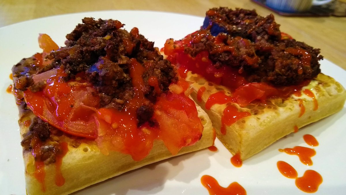 VeganOlive1's tweet image. Lunch doesn&apos;t get better than @RLBlackpuddings &amp;amp; tomatoes on the best ever #LakelandBake crumpets made in #Carlisle which have @vegantrademark with sriracha sauce...Just the ticket for such a drab Tuesday #Veganfoodshare #PlantPowered #Easy2bVegan 😋👌💚🌱Could have eaten 3😉