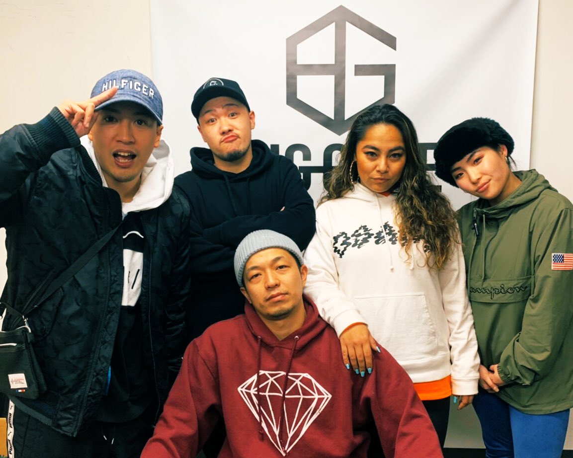 BigGate728's tweet photo. 【Studio Photo】
・YO-CHANG fr. EMPEROR
・ARC-MAN
・DORA a.k.a Queen D
・HARUHO
・KILLER FACE
#emperor #sound
#arc_man #dora #artist
#killerface #producer
#biggate #ビッグゲート
#studio #office #music
#production #recording https://t.co/xqhKsWczWa