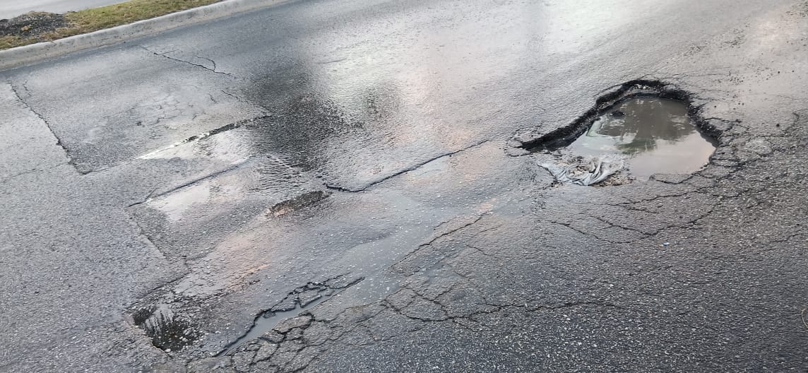SIPSENOTICIAS's tweet photo. #SNCUN Fuga de agua genera profundo y peligroso bache "rompe-llantas" en avenida Bonampak con calle 36 de la s.m. 75. https://t.co/9pWCZ4W4p1