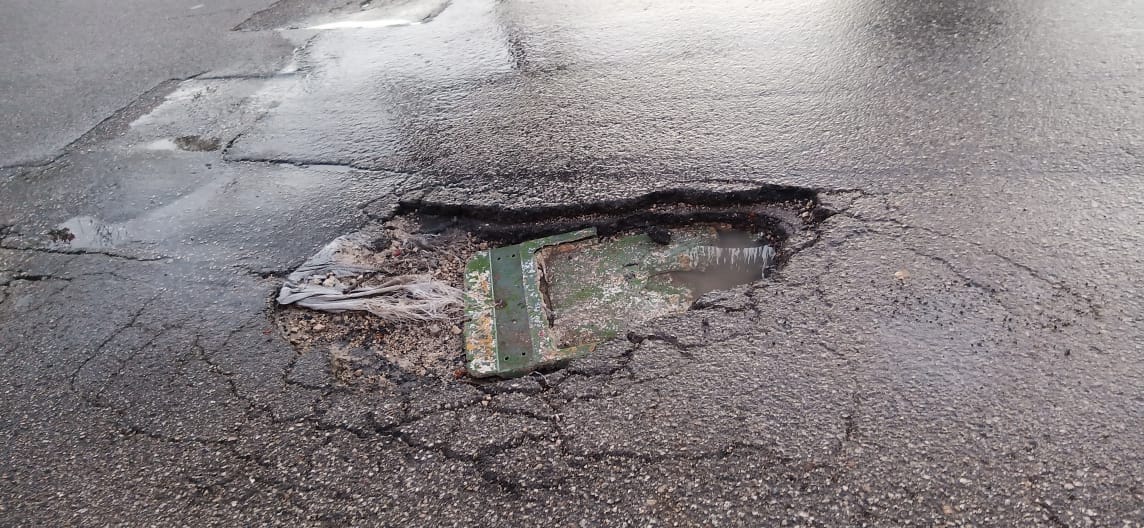 SIPSENOTICIAS's tweet photo. #SNCUN Fuga de agua genera profundo y peligroso bache "rompe-llantas" en avenida Bonampak con calle 36 de la s.m. 75. https://t.co/9pWCZ4W4p1