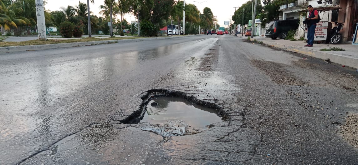 SIPSENOTICIAS's tweet photo. #SNCUN Fuga de agua genera profundo y peligroso bache "rompe-llantas" en avenida Bonampak con calle 36 de la s.m. 75. https://t.co/9pWCZ4W4p1