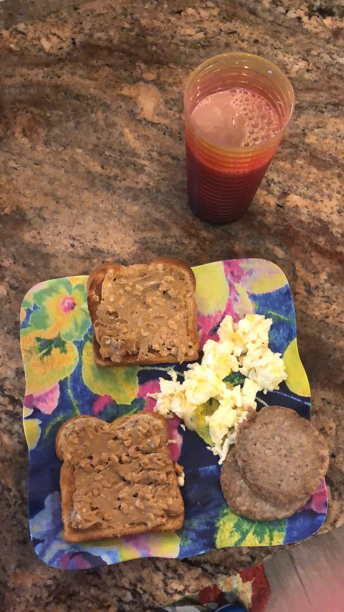 ColbyKerle's tweet photo. Egg whites, Pb toast, sausage, and chocolate milk. @Coach_Hedges #outtrainouteatoutcompete https://t.co/XFnoLtpOz9